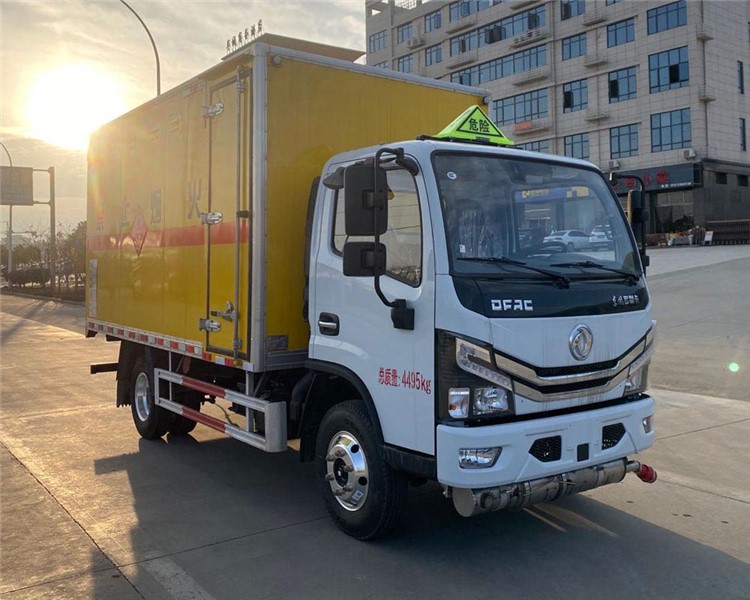CSC5041XRQ6型易燃?xì)怏w廂式運(yùn)輸車(chē)