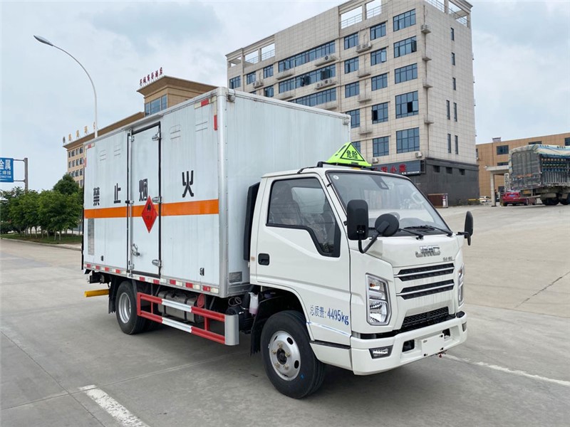 CSC5040XRQJ6型易燃?xì)怏w廂式運(yùn)輸車(chē)
